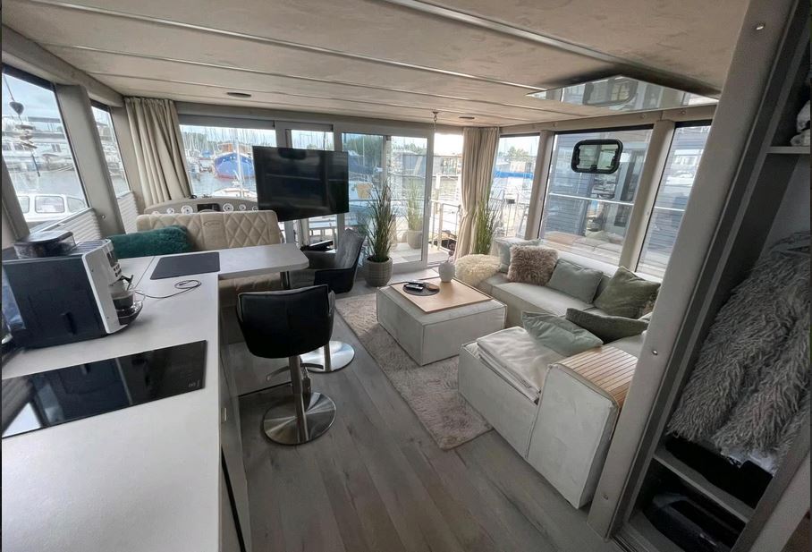 Luxboot Hausboot BT02 - Innenansicht Küche und Wohnbereich