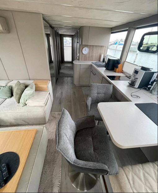 Luxboot Hausboot BT02 - Innenansicht Küche und Wohnbereich
