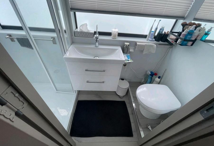 Luxboot Hausboot BT02 - Innenansicht Badezimmer mit Dusche, Waschbecken und Toilette