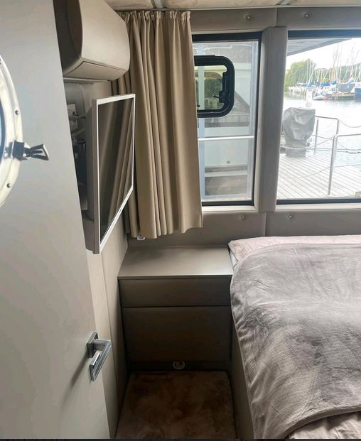 Luxboot Hausboot BT02 - Innenansicht Schlafzimmer 2 mit Fernseher