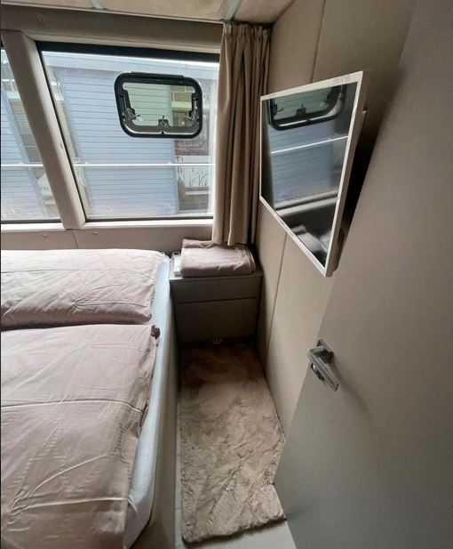 Luxboot Hausboot BT02 - Innenansicht Schlafzimmer 1 mit Fernseher