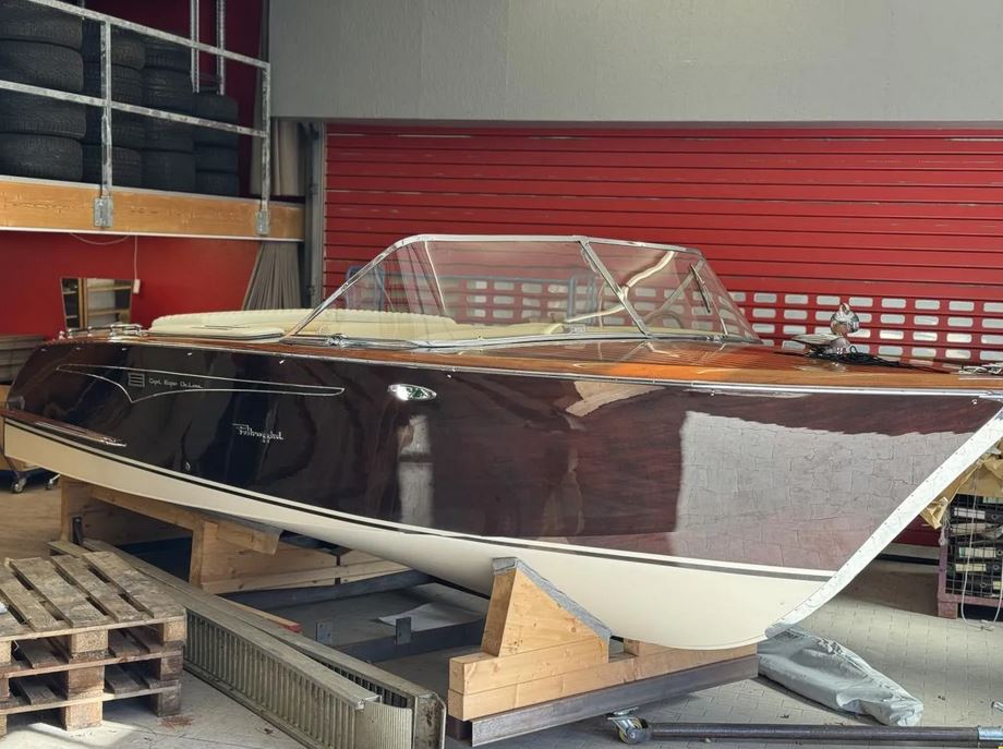 Aufwendig restaurierte Pedrazzini Capri Super Deluxe bei Mosel Yachting - Blick von schräg vorn