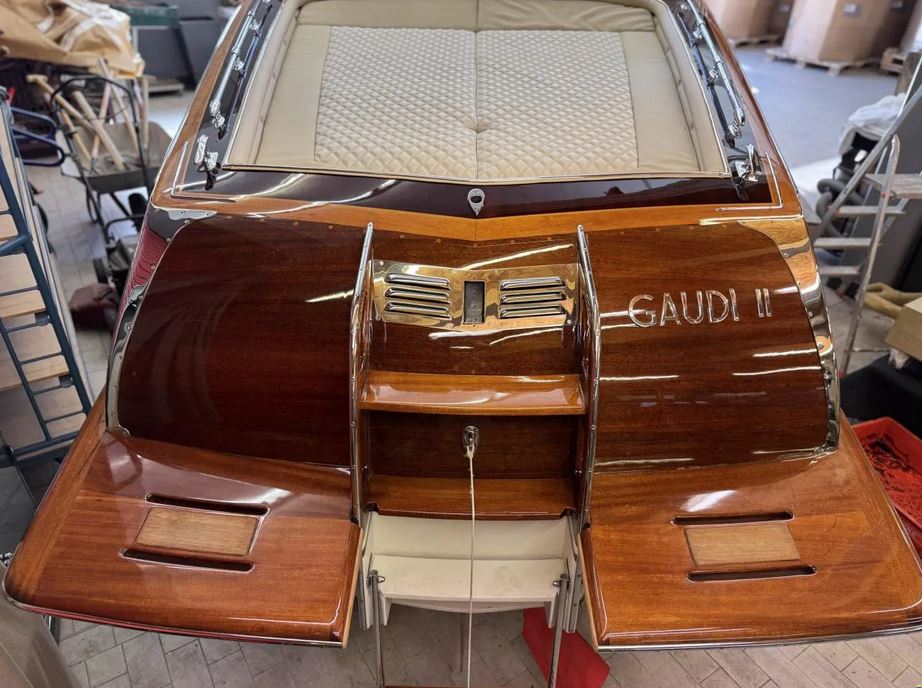 Aufwendig restaurierte Pedrazzini Capri Super Deluxe bei Mosel Yachting - Blick von achtenr auf die Badeplattform