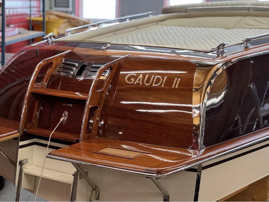 Aufwendig restaurierte Pedrazzini Capri Super Deluxe bei Mosel Yachting - Blick von schräg hinten auf die Badeplattform