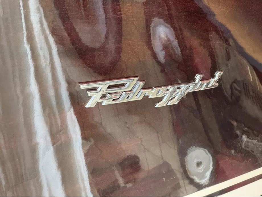 Aufwendig restaurierte Pedrazzini Capri Super Deluxe bei Mosel Yachting - Blick auf den Schriftzug Pedrazzini