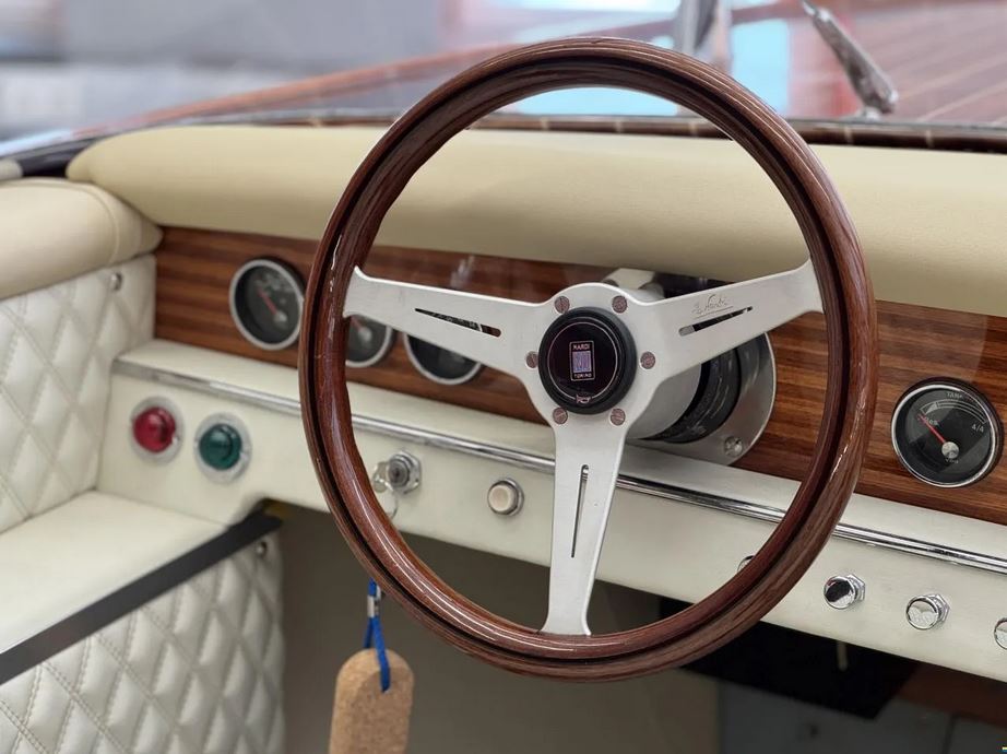 Aufwendig restaurierte Pedrazzini Capri Super Deluxe bei Mosel Yachting - Blick auf das Lenkrad und den Instrumenten