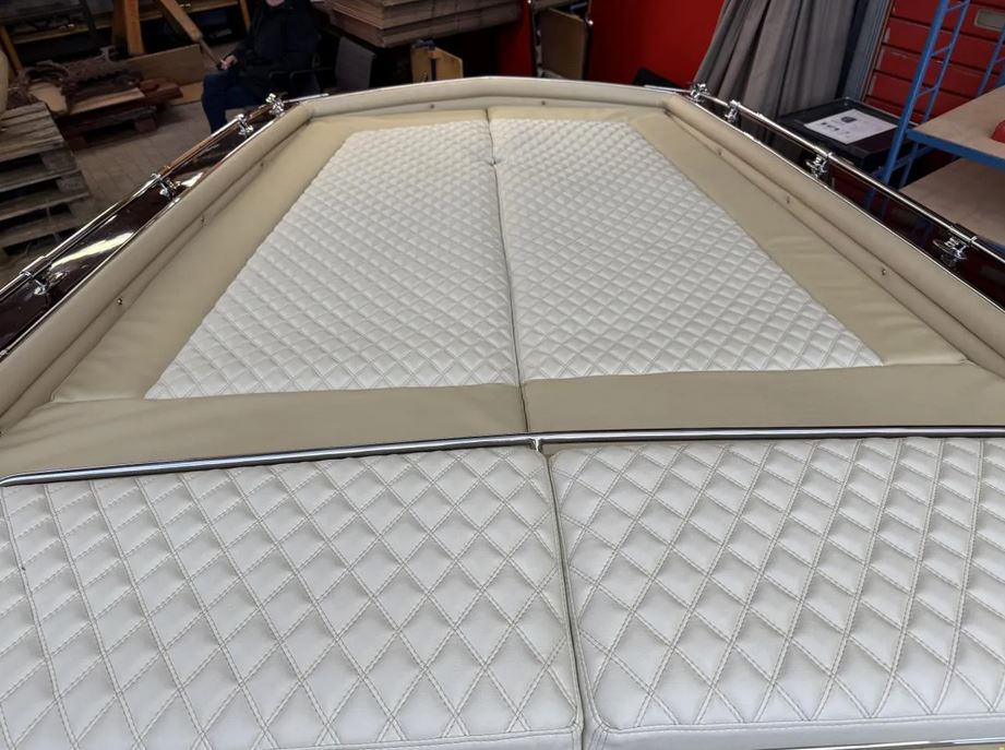 Aufwendig restaurierte Pedrazzini Capri Super Deluxe bei Mosel Yachting - Blick von vorne und oben anch hinten