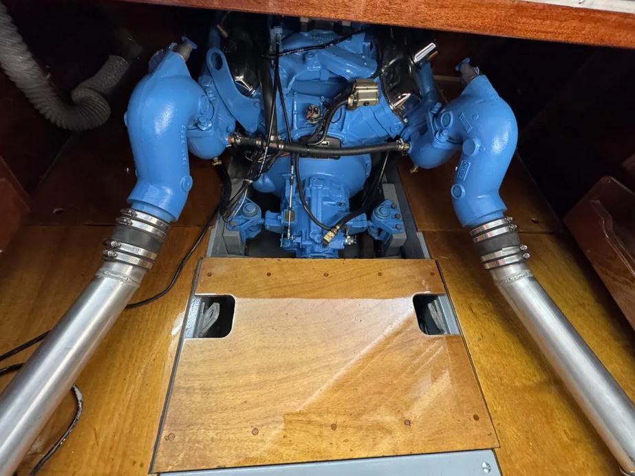 Aufwendig restaurierte Pedrazzini Capri Super Deluxe bei Mosel Yachting - Blick in den Motorraum
