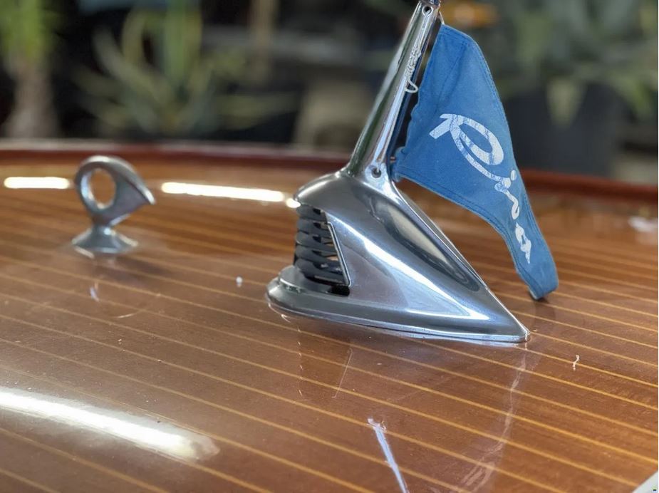 Gepflegtes Sportboot bei Mosel Yachting: eine Riva Junior von 1967 - Ansicht des Firmenwimpels vorne auf dem Bug
