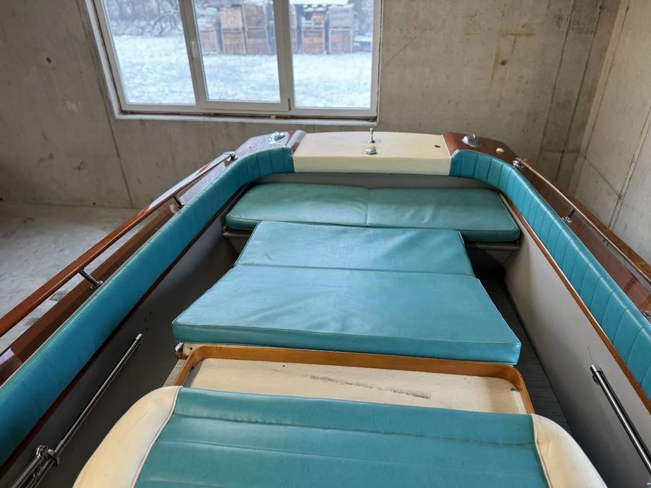Gepflegtes Sportboot bei Mosel Yachting: eine Riva Junior von 1967 - Blick nach hinten über alle Sitzgelegenheiten hinter der Bank des Steuerstandes