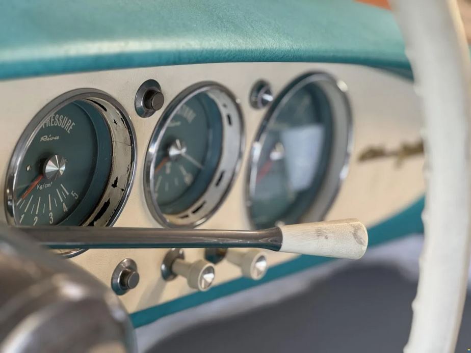Gepflegtes Sportboot bei Mosel Yachting: eine Riva Junior von 1967 - Ansicht der Instrumente des Steuerstandes