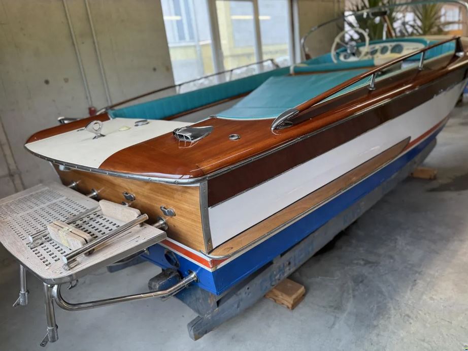Gepflegtes Sportboot bei Mosel Yachting: eine Riva Junior von 1967 - Ansicht des Boote von Achtern mit Badeplattform
