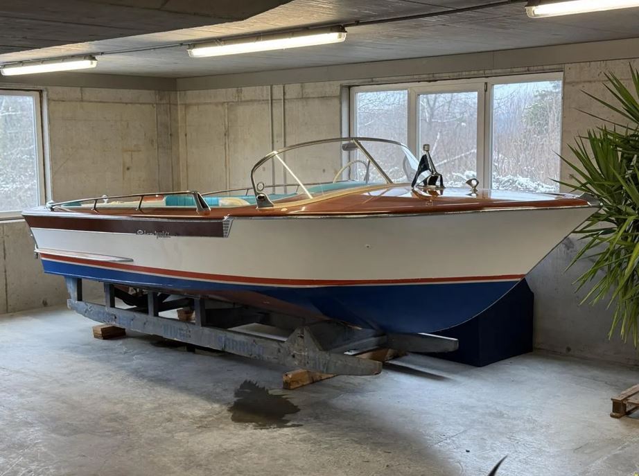 Gepflegtes Sportboot bei Mosel Yachting: eine Riva Junior von 1967 - Ansicht von schräg vorne, aufgepallt