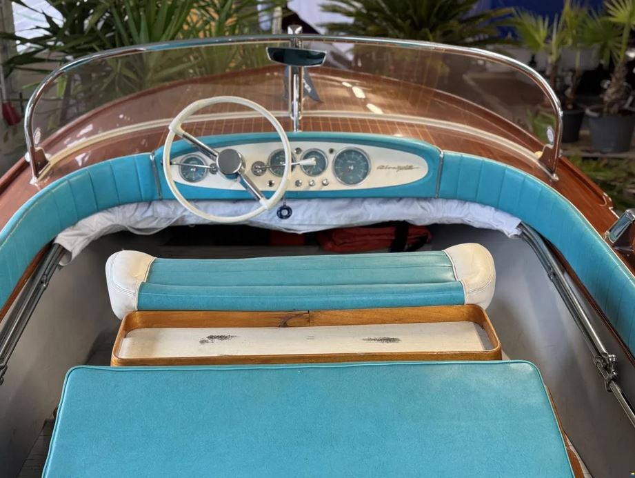 Gepflegtes Sportboot bei Mosel Yachting: eine Riva Junior von 1967 - Blick von hinten oben auf das Bootsinnere mit Steuerstand