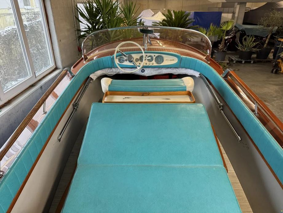 Gepflegtes Sportboot bei Mosel Yachting: eine Riva Junior von 1967 - Ansicht