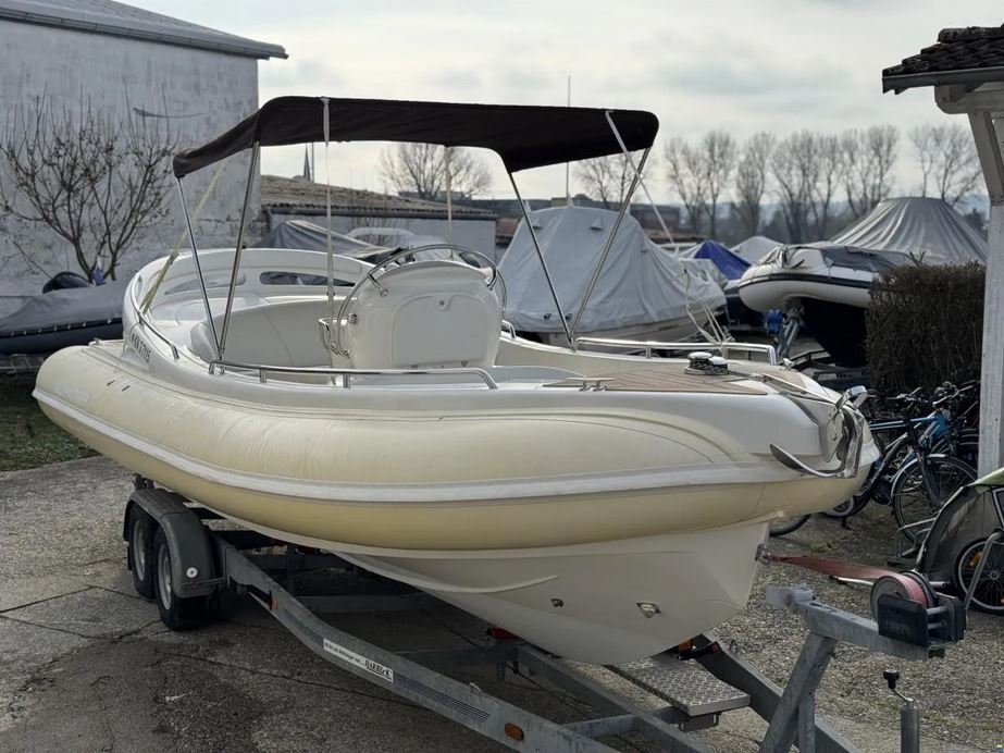 Gepflegtes Sportboot - Ansicht von schräg vorne auf Trailer mit Bimini