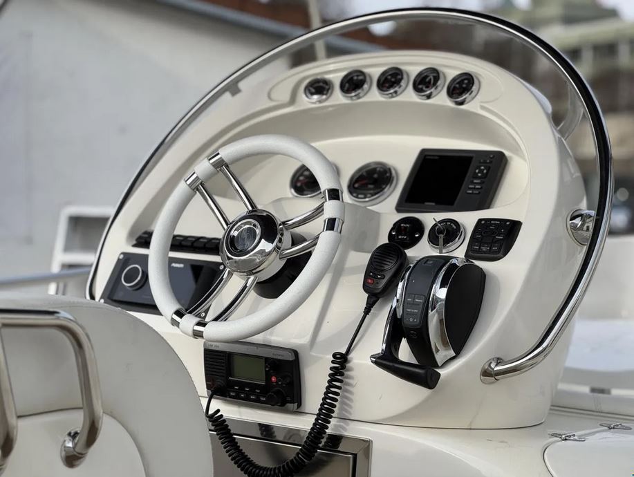 Gepflegtes Sportboot - Ansicht des Steuerstandes
