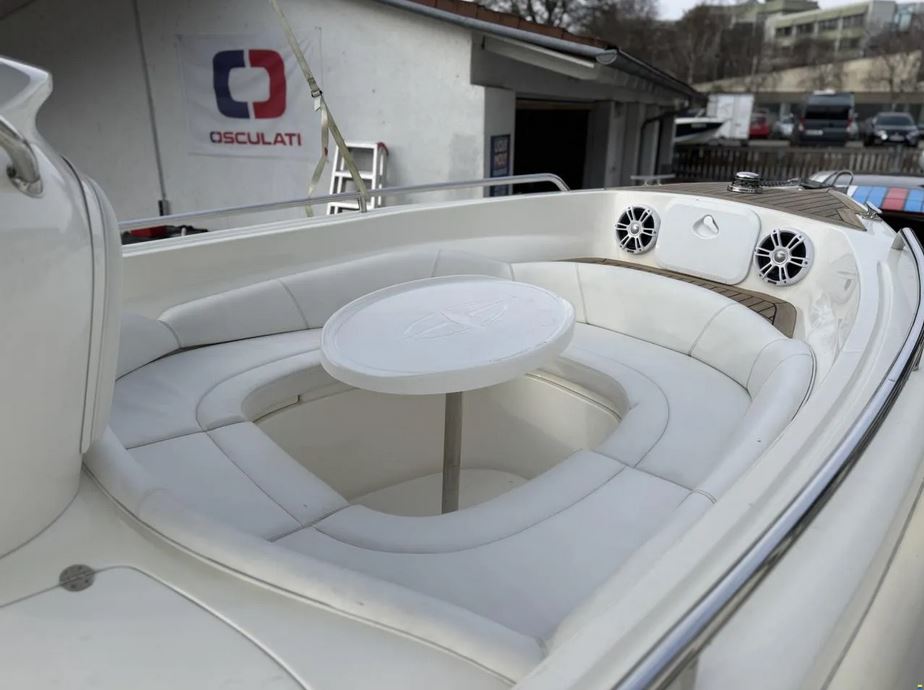 Gepflegtes Sportboot - Ansicht der Sitzgelegenheit vorne