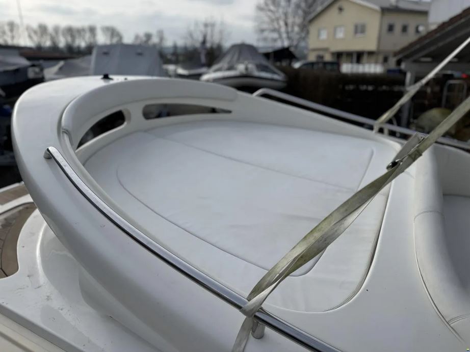 Gepflegtes Sportboot - Ansicht des Hecks innen