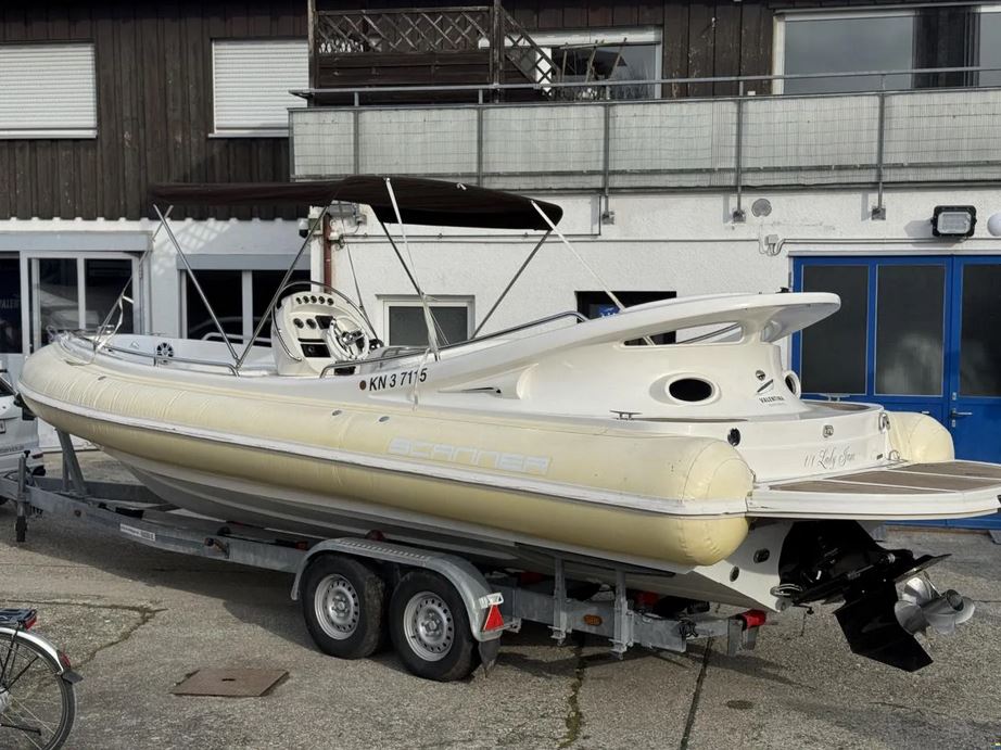 Gepflegtes Sportboot - Ansicht von schräg hinten auf Trailer mit Bimini