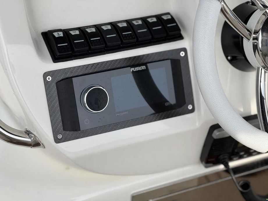 Gepflegtes Sportboot, gebrauchter Bowrider - Ansicht der Armaturen