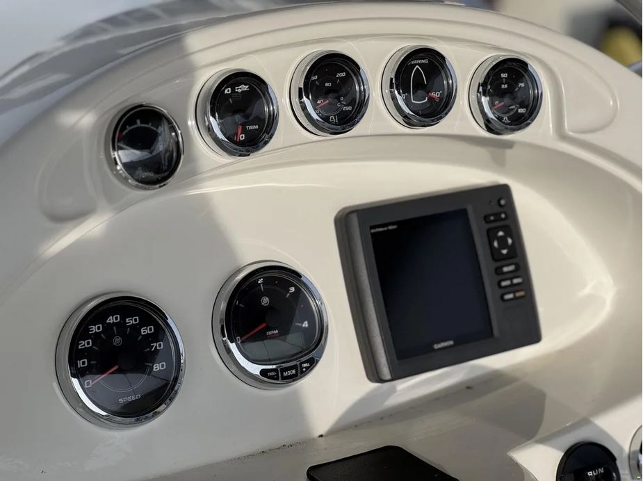 Gepflegtes Sportboot, gebrauchter Bowrider - Ansicht der Armaturen