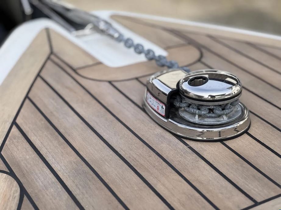 Gepflegtes Sportboot, gebrauchter Bowrider - Ansicht Teakdecks in der Bugspitze mit Ankerkette