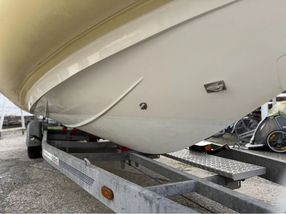 Gepflegtes Sportboot, gebrauchter Bowrider - Unterbodenansicht