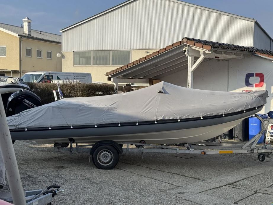 Vorführboot der Marke Scanner mit Bodenseezulassung ink. Trailer - Ansicht des Bootes von der Seite auf dem Trailer mit Abdeckplane
