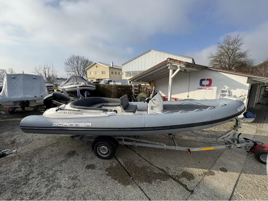 Vorführboot der Marke Scanner mit Bodenseezulassung ink. Trailer - Ansicht des Bootes auf dem Trailer