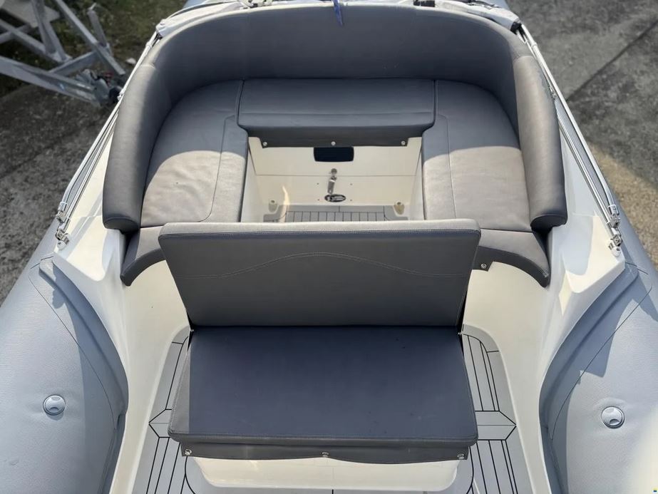 Vorführboot der Marke Scanner mit Bodenseezulassung ink. Trailer - Ansicht vom Fahrstand nach achtern