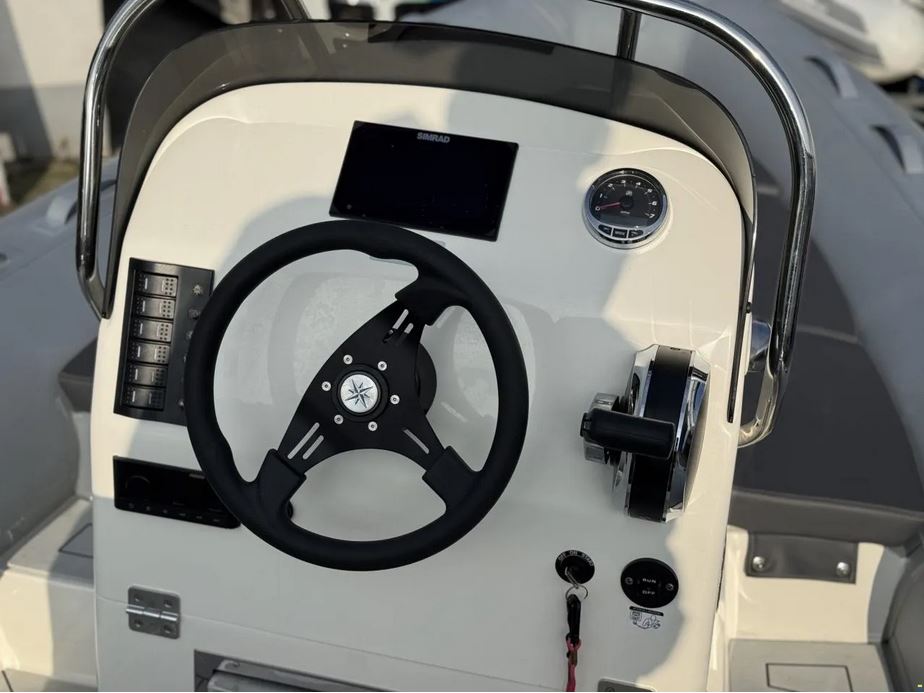 Vorführboot der Marke Scanner mit Bodenseezulassung ink. Trailer - Ansicht des Fahrstandes