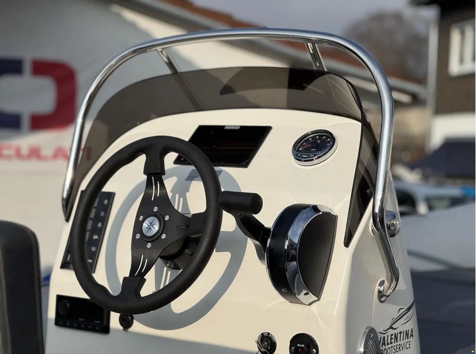 Vorführboot der Marke Scanner mit Bodenseezulassung ink. Trailer - Ansicht des Fahrstandes