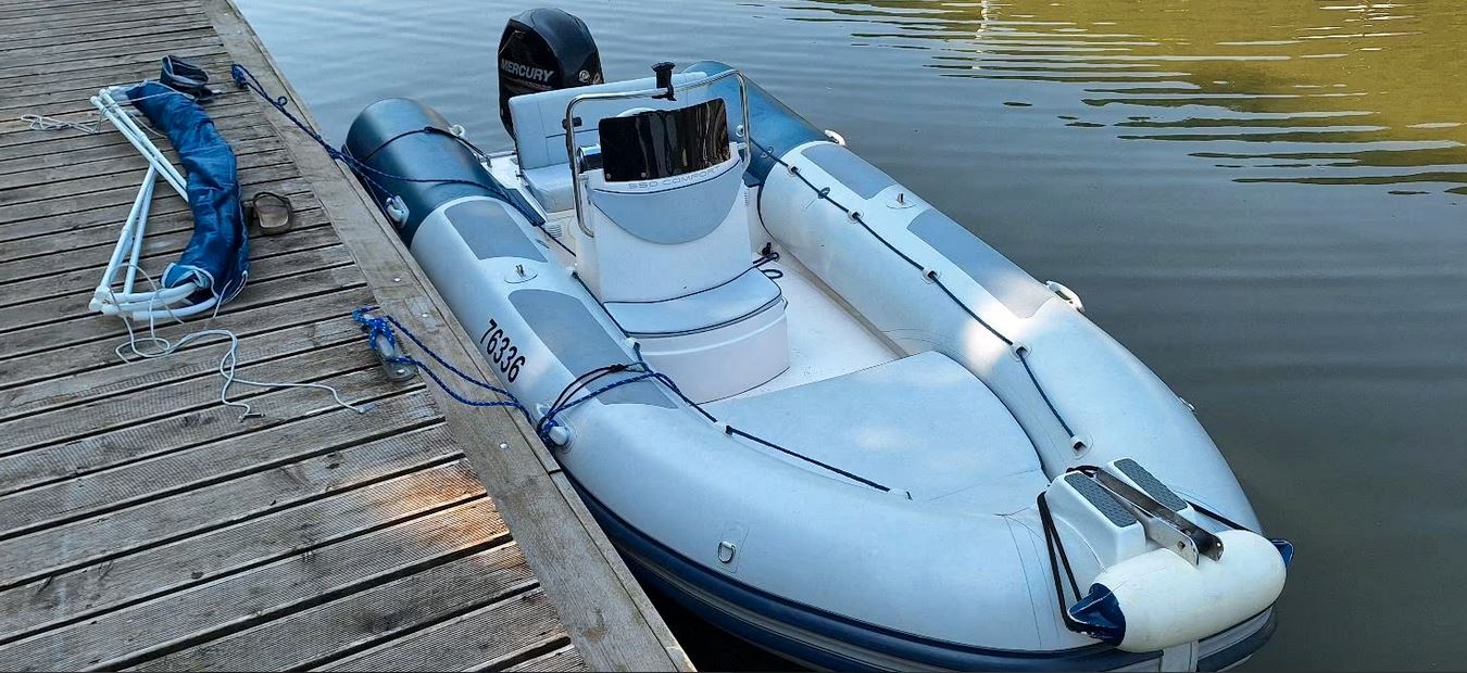 Mosel-Yachting bietet an: Festrumpf-Schlauchboot mit 80 PS-Außenborder mit Bimini und neuwertigem Trailer