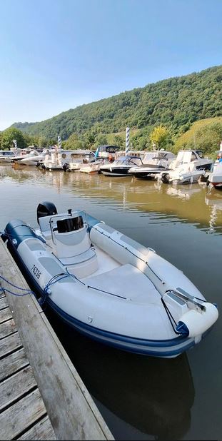 Mosel-Yachting bietet an: Festrumpf-Schlauchboot mit 80 PS-Außenborder mit neuwertigem Trailer