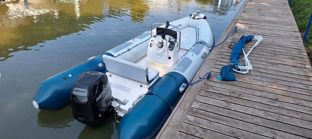 Mosel-Yachting bietet an: Festrumpf-Schlauchboot mit 80 PS-Außenborder mit neuwertigem Trailer
