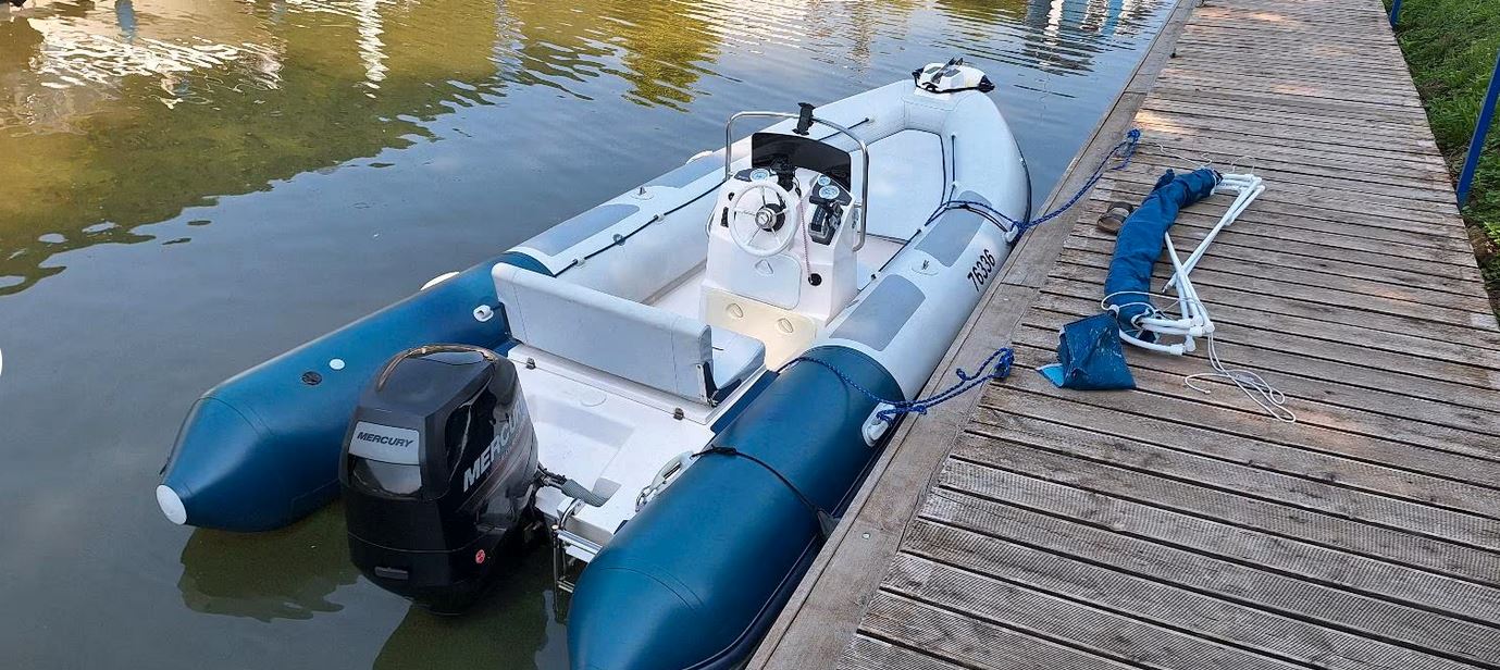 Mosel-Yachting bietet an: Festrumpf-Schlauchboot mit 80 PS-Außenborder mit neuwertigem Trailer