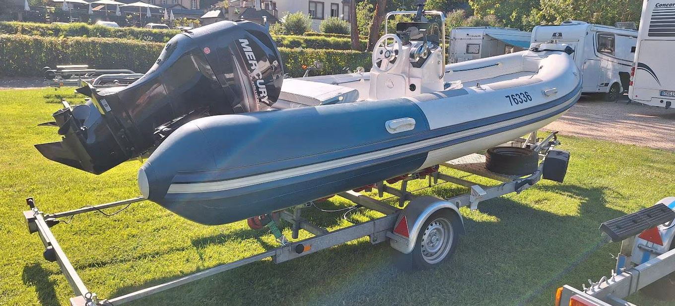 Mosel-Yachting bietet an: Festrumpf-Schlauchboot mit 80 PS-Außenborder auf neuwertigem Trailer