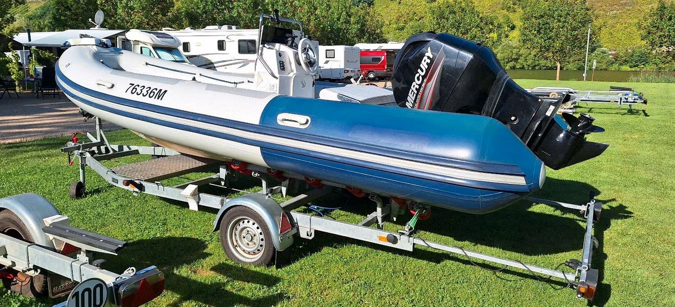 Mosel-Yachting bietet an: Festrumpf-Schlauchboot mit 80 PS-Außenborder auf neuwertigem Trailer