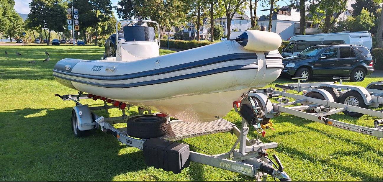 Mosel-Yachting bietet an: Festrumpf-Schlauchboot mit 80 PS-Außenborder auf neuwertigem Trailer