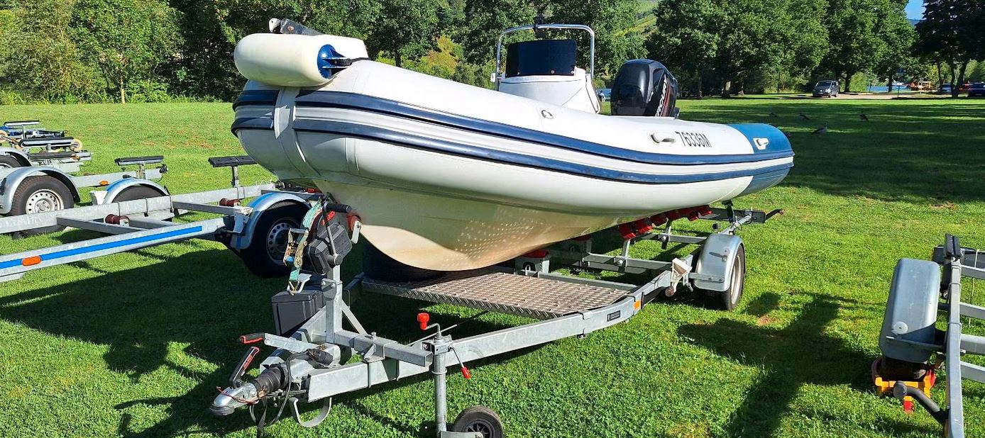 Mosel-Yachting bietet an: Festrumpf-Schlauchboot mit 80 PS-Außenborder auf neuwertigem Trailer