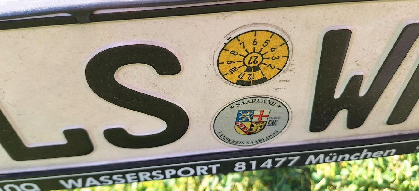 Nummernschild des Trailers zum Schlauchboot mit Tüv-Plakette: Tüv gilt bis 06/2027
