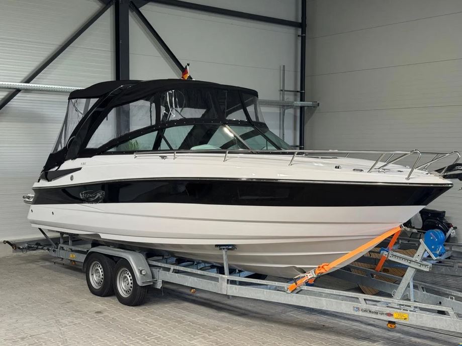 Neuwertiges Sportboot bei Mosel Yachting - Blick das Gesamtboot mit geschlossener Persenning auf dem Trailer