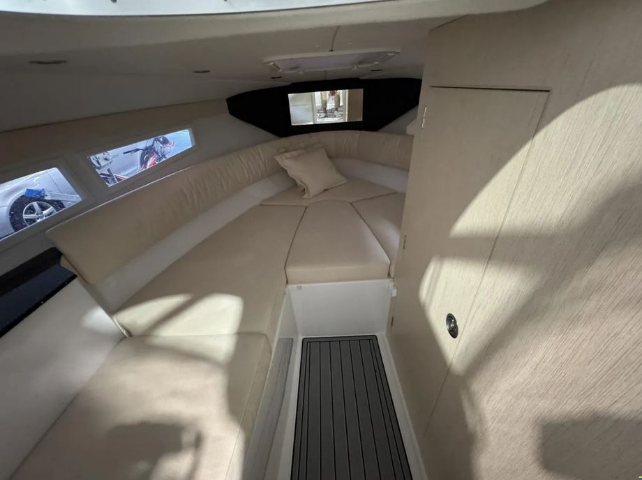 Neuwertiges Sportboot bei Mosel Yachting - Blick in die Bugkabine