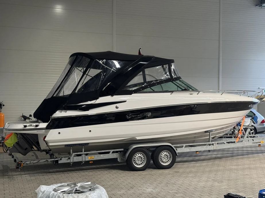 Neuwertiges Sportboot bei Mosel Yachting - Blick das Gesamtboot mit geschlossener Persenning auf dem Trailer
