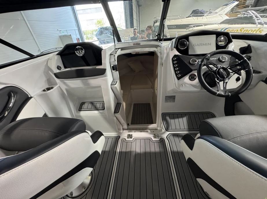 Neuwertiges Sportboot bei Mosel Yachting - Blick auf den Fahrerstand mit Treppe zur Liegefläche im Bug