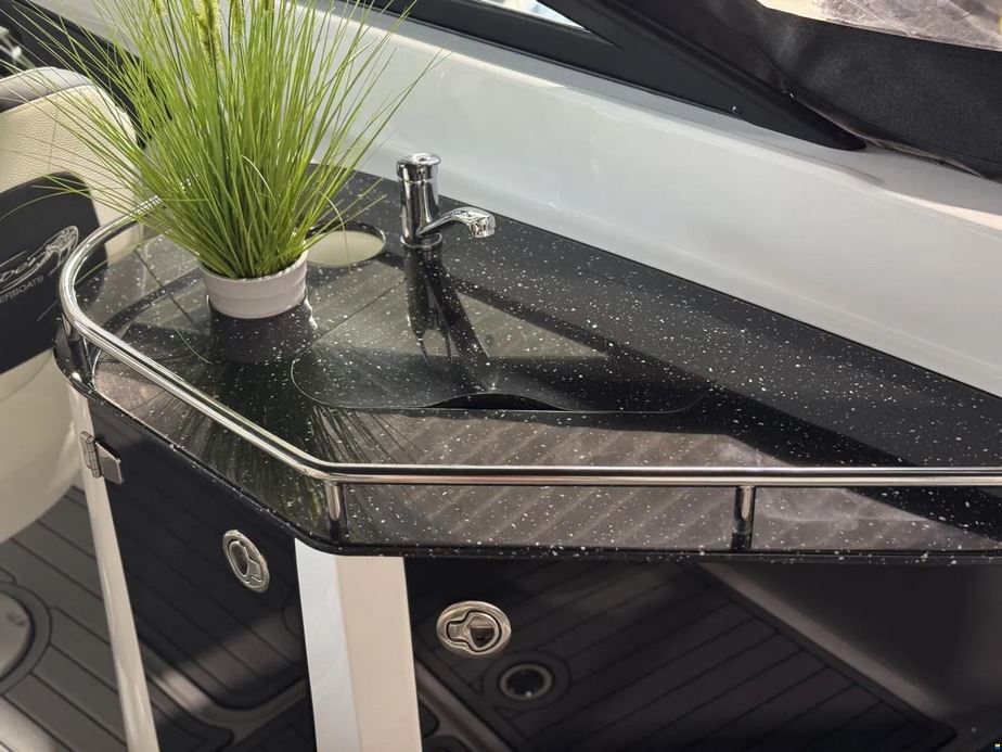 Neuwertiges Sportboot bei Mosel Yachting - Blick auf das Waschbecken