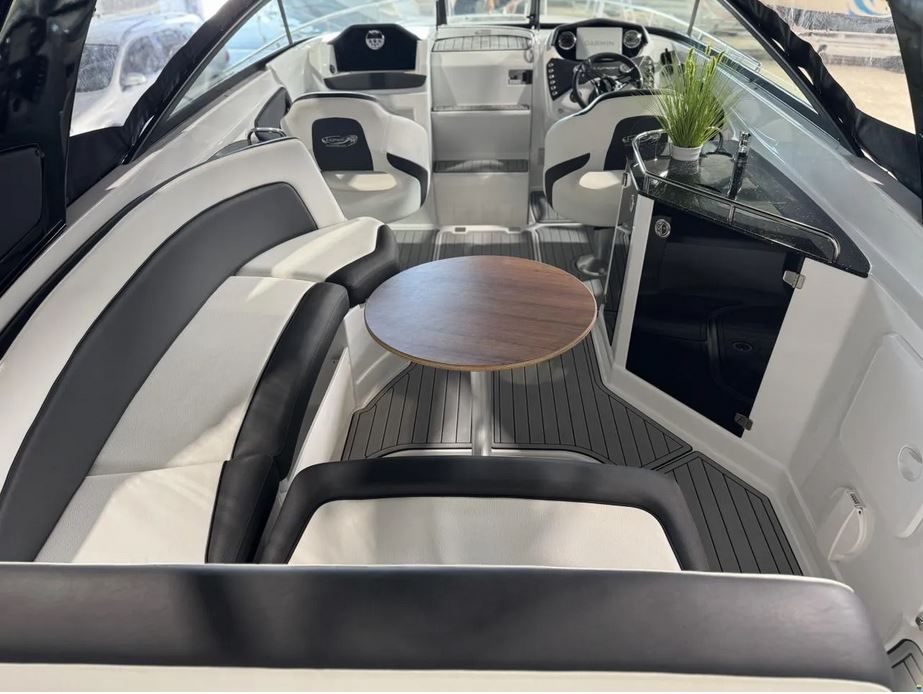 Neuwertiges Sportboot bei Mosel Yachting - Blick auf die Sitzgruppe hinten mit Tisch