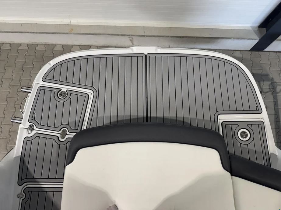 Neuwertiges Sportboot bei Mosel Yachting - Blick auf das Heck mit Badeplattform