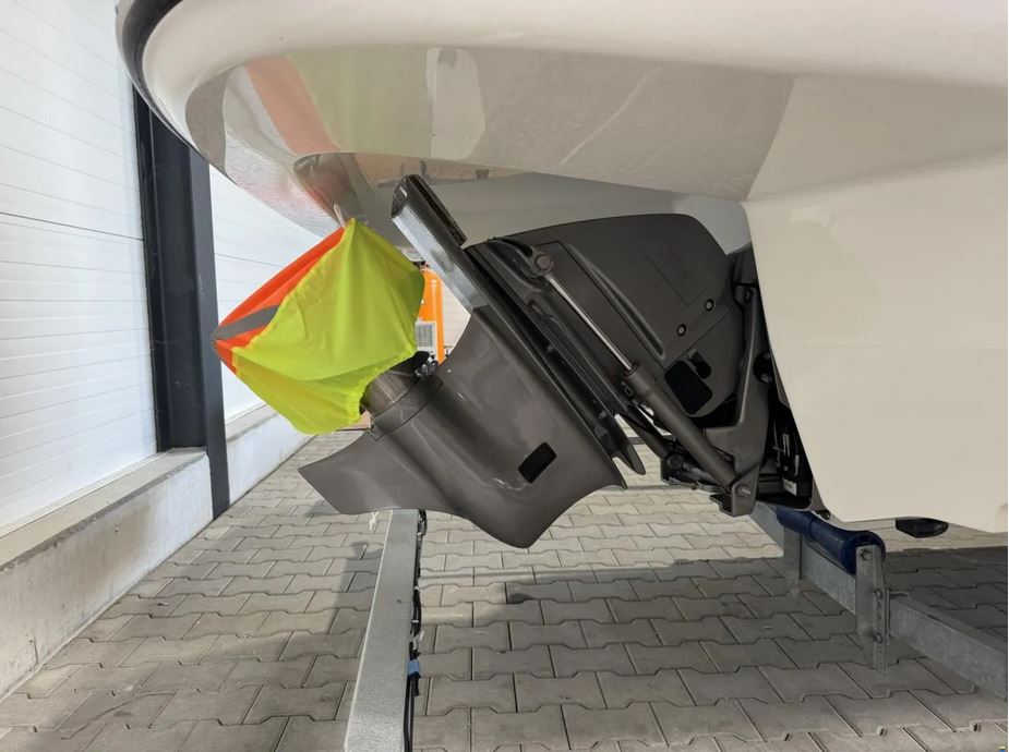 Neuwertiges Sportboot bei Mosel Yachting - Blick auf die Motorschraube in Schutzhülle